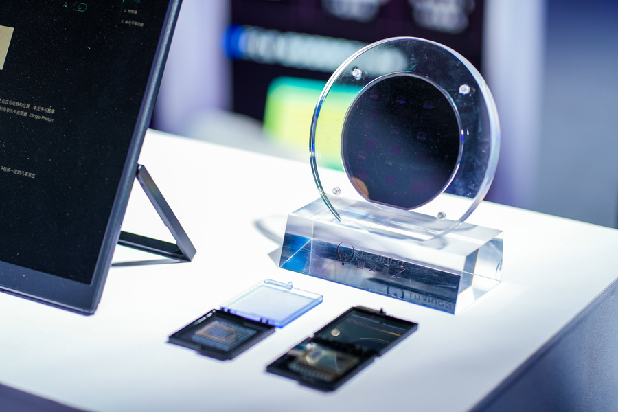 國產(chǎn)新一代光量子計(jì)算機(jī)首秀 算力媲美頂尖超算，大小僅如冰箱